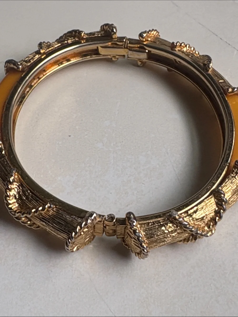 no brand chic gold